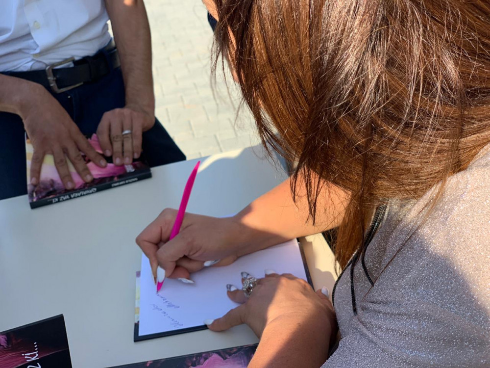 Nazilə şeir deyərək kitabını icra başçısına hədiyyə etdi (Video)